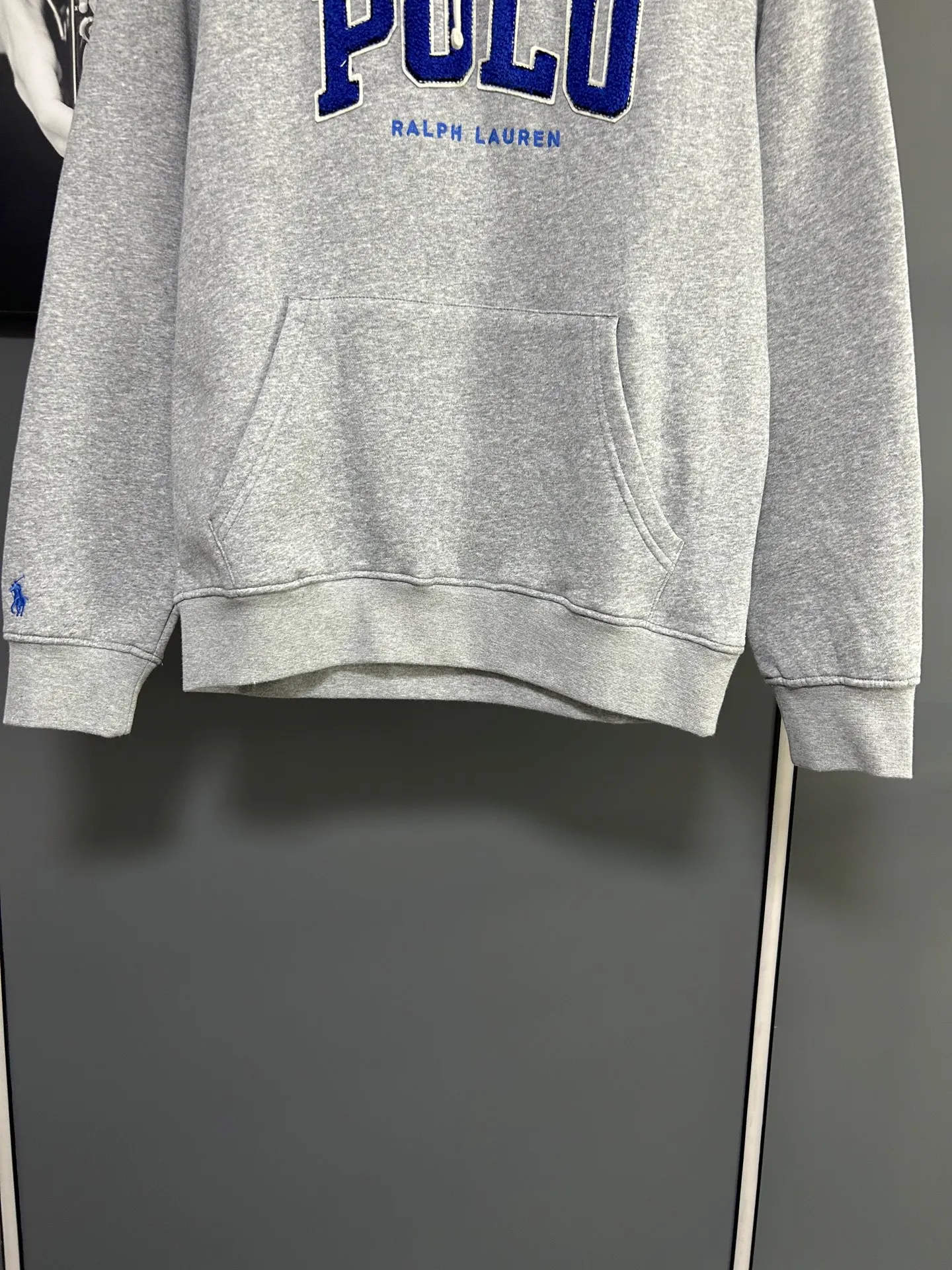 P230 𝗥𝗮𝗹𝗽𝗵 𝗟𝗮𝘂𝗿𝗲𝗻/Ralph Lauren🐎Towel embroidered hooded sweatshirt 380g Expo velvet hooded sweatshirt High-end official original one-to-one replica - customized original fabrics, accessories, hang tags, collar labels, and packaging are all made according to the original version to distinguish the cheap and wrong versions on the market This hooded sweatshirt is decorated with the simple style that represents Ralph Lauren and is paired with the classic Polo towel embroidery pattern, which is three-dimensional and full! The solid color fabric paired with exquisite embroidery instantly sets it off! Hooded sports design, loose and casual fit! The overall texture is very strong! Through the pictures, we can feel the thickness and texture of custom-woven and dyed threads. The workmanship is exquisite. They are shipped from major foreign trade factories. They are all made by masters with many years of experience. Everything is of high standards and requirements! Simple and versatile style ~ super delicate and soft, close to the body without being tied, all fabrics and accessories are original custom-made and of high quality! Perfectly reflects the brand’s sense of superiority! Standard cut, comfortable stretch, unrestricted movement! Highly practical, high-end and classy! Versatile style ~ can be paired with jeans or jogging pants. Ideal for transitioning from your morning commute to weekend events!  Color: Gray Blue Size: S-2XL